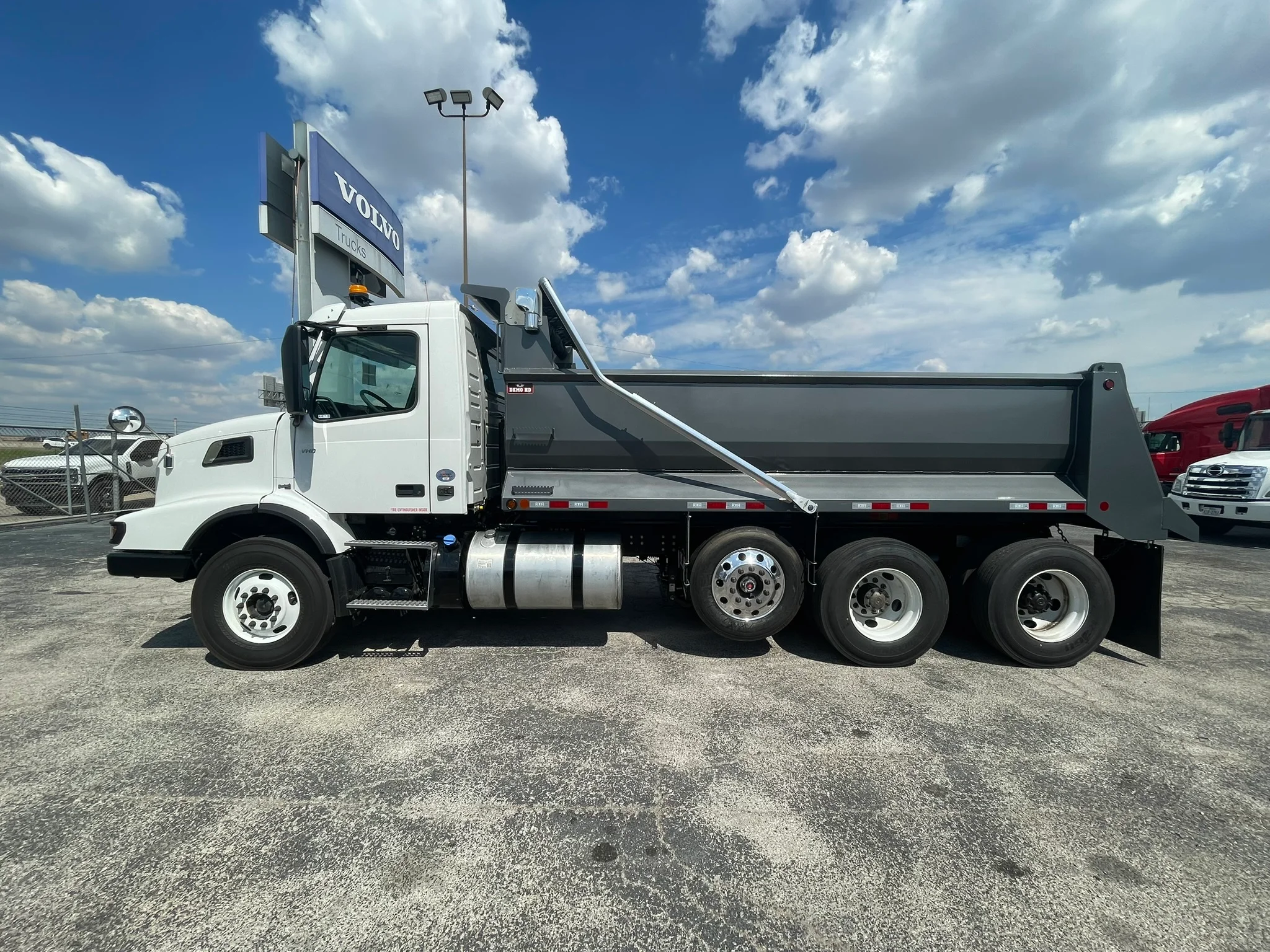 2025 Volvo VHD 300 in Fort Worth, TX — photo 7