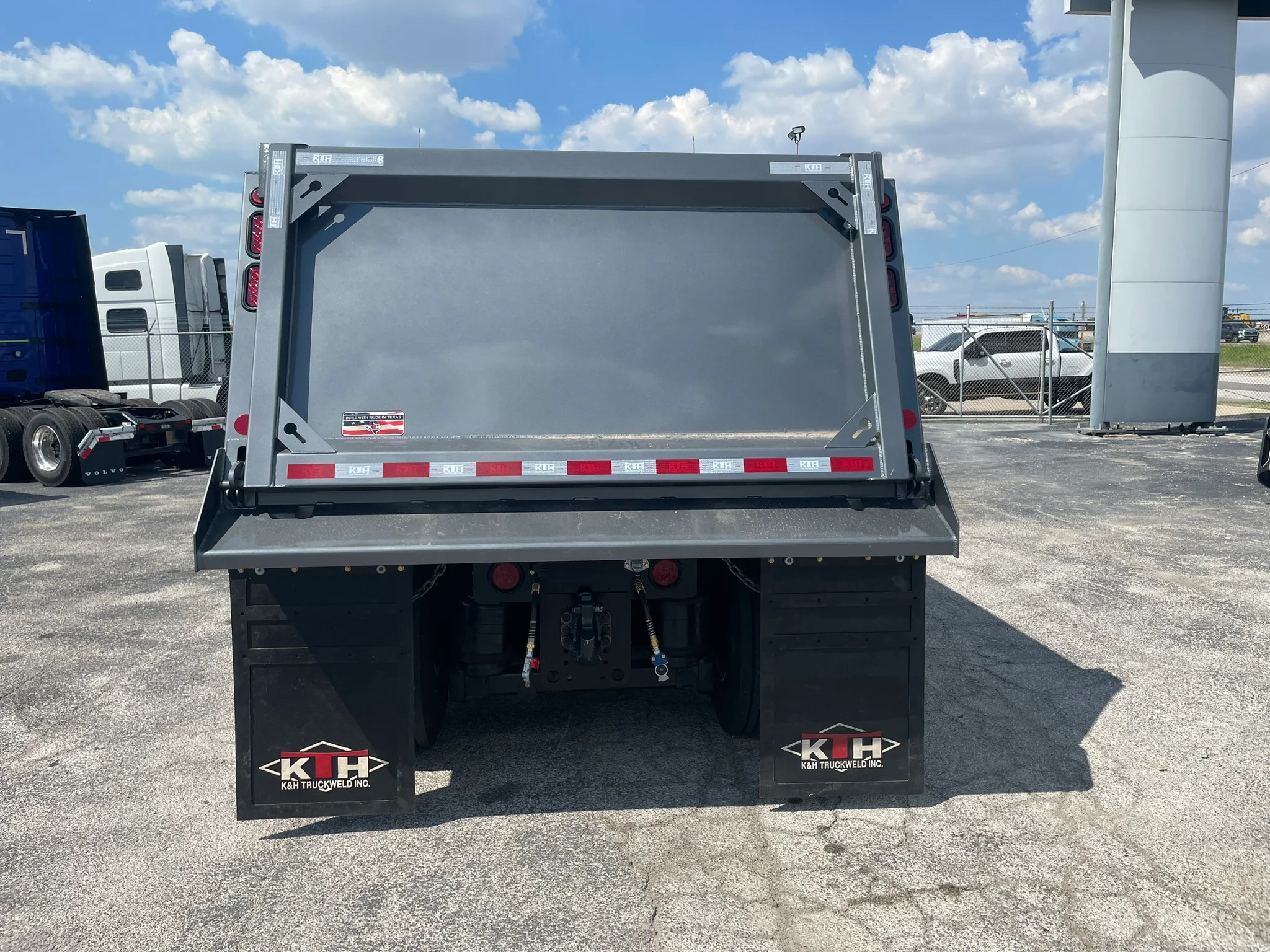 2025 Volvo VHD 300 in Fort Worth, TX — photo 5