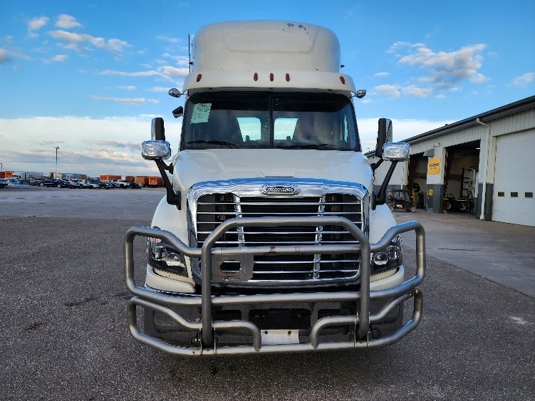 2018 Freightliner Cascadia - image 2