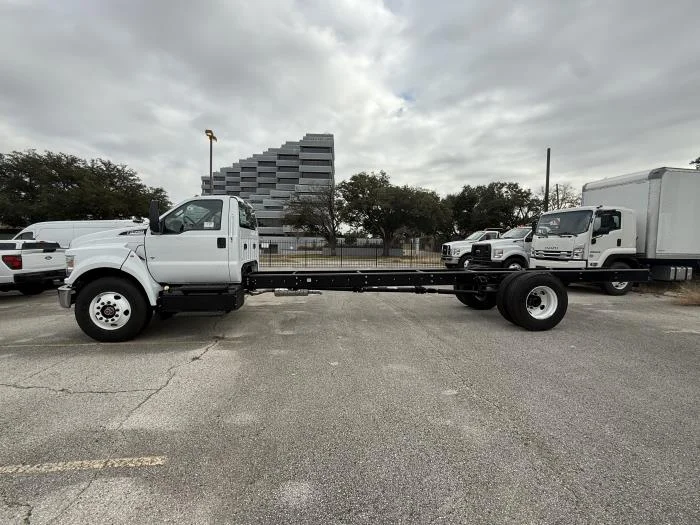 2027 Ford F-750 — photo 3
