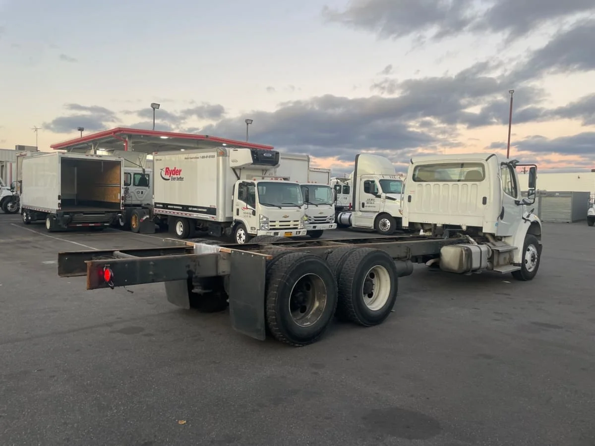 2016 Freightliner M2 106 - image 4