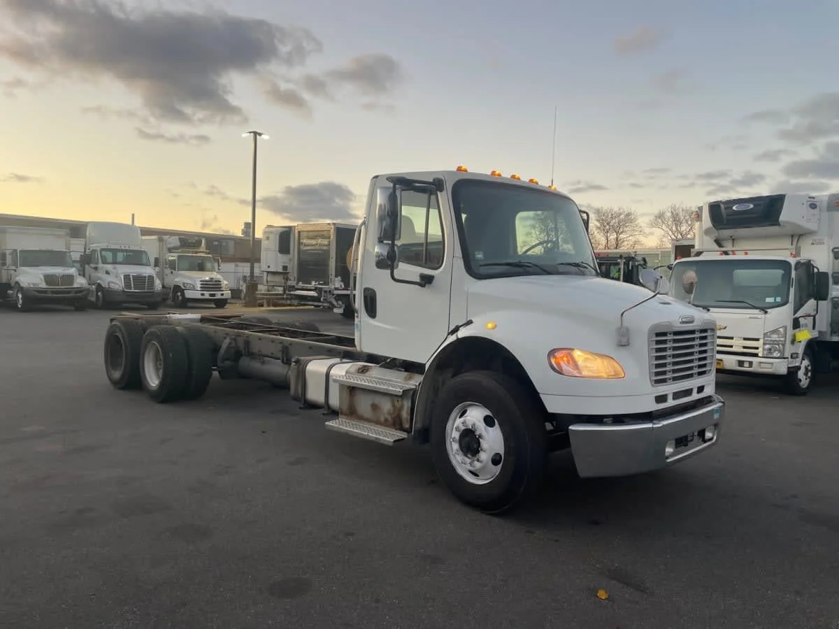 2016 Freightliner M2 106 - image 3