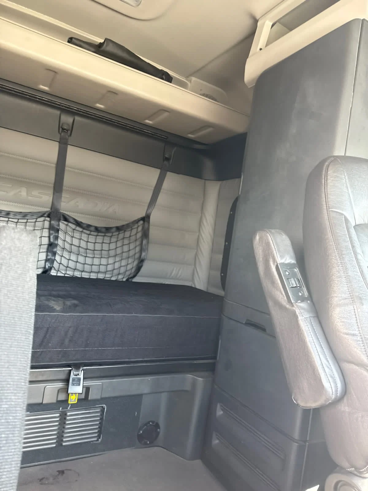 2020 Freightliner Cascadia - image 8