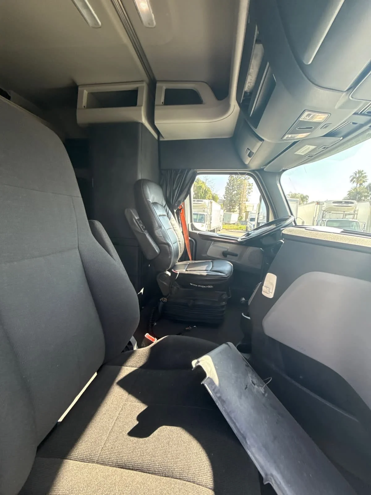 2020 Freightliner Cascadia - image 7