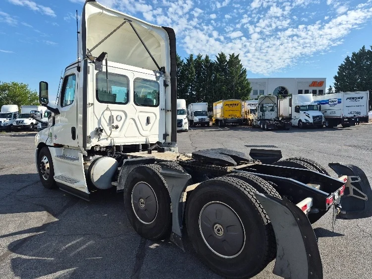 2023 Freightliner Cascadia in Harrisburg, PA — photo 5