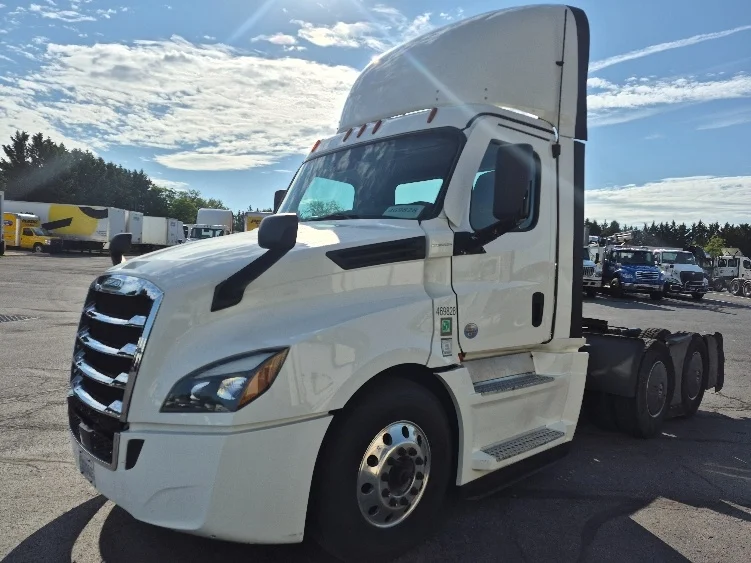 2023 Freightliner Cascadia in Harrisburg, PA — photo 3