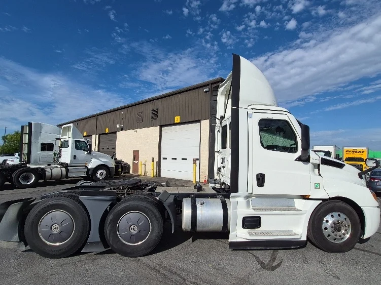 2023 Freightliner Cascadia in Harrisburg, PA — photo 8