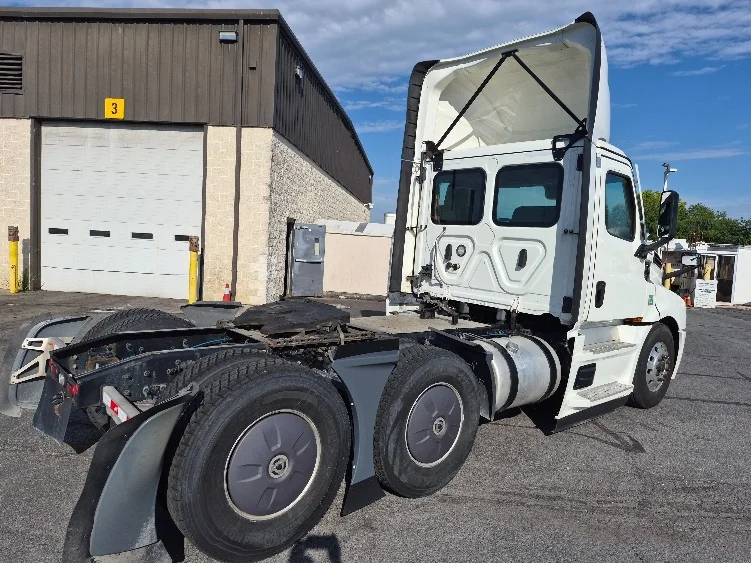 2023 Freightliner Cascadia in Harrisburg, PA — photo 7