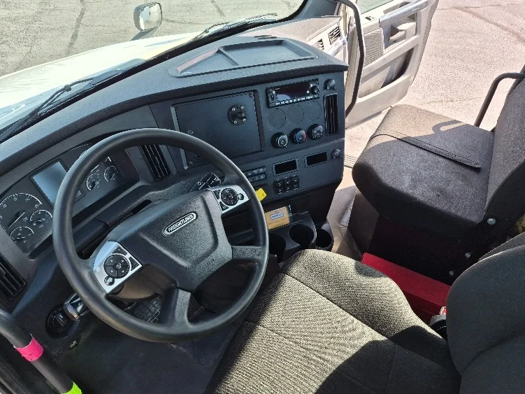 2023 Freightliner Cascadia in Harrisburg, PA — photo 10