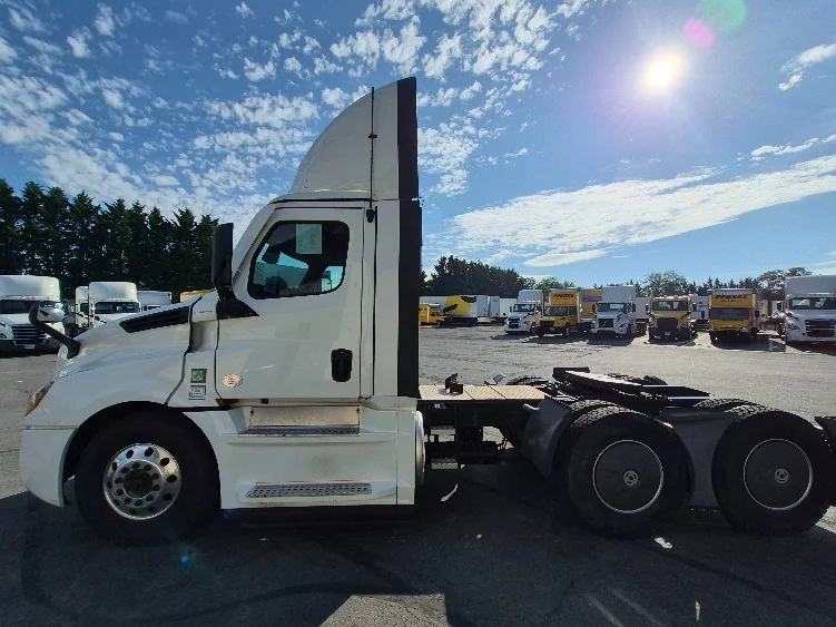 2023 Freightliner Cascadia in Harrisburg, PA — photo 4