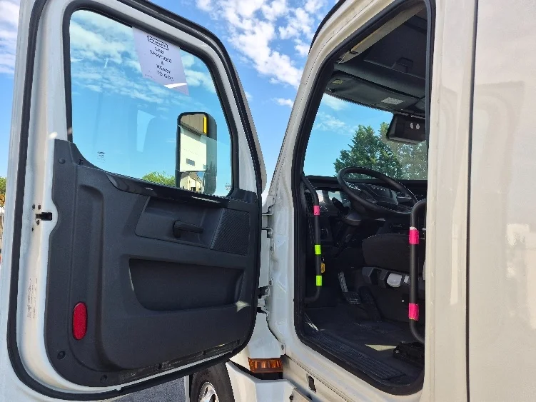 2023 Freightliner Cascadia in Harrisburg, PA — photo 9