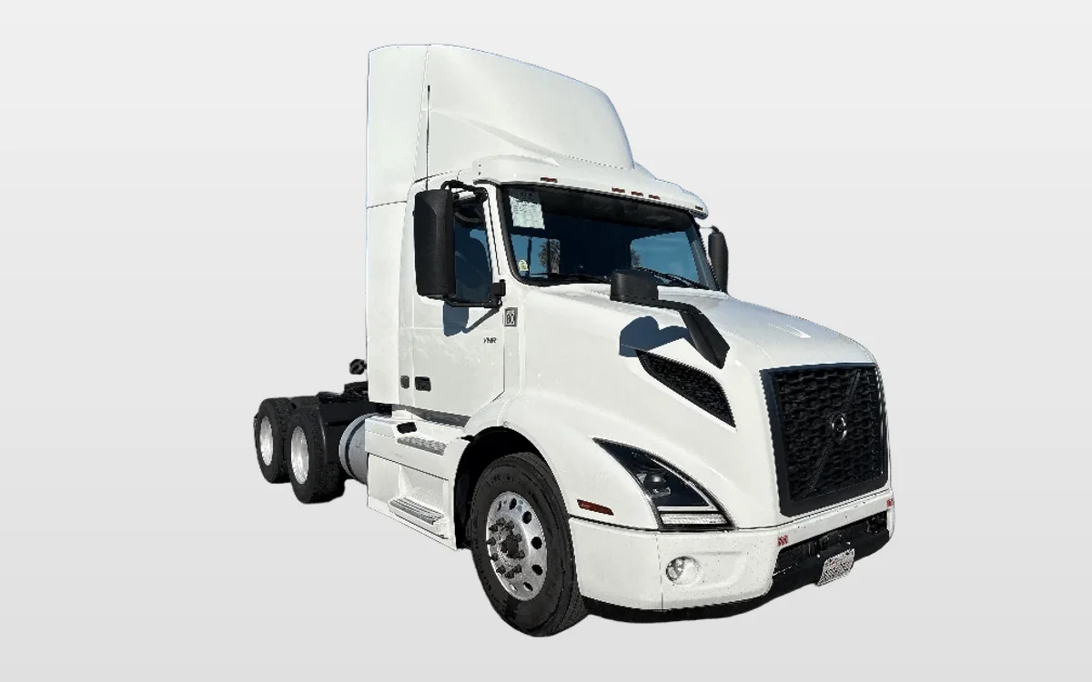 2020 Volvo VNR 640 - image 1
