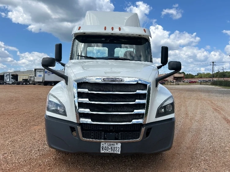 2020 Freightliner Cascadia - image 2