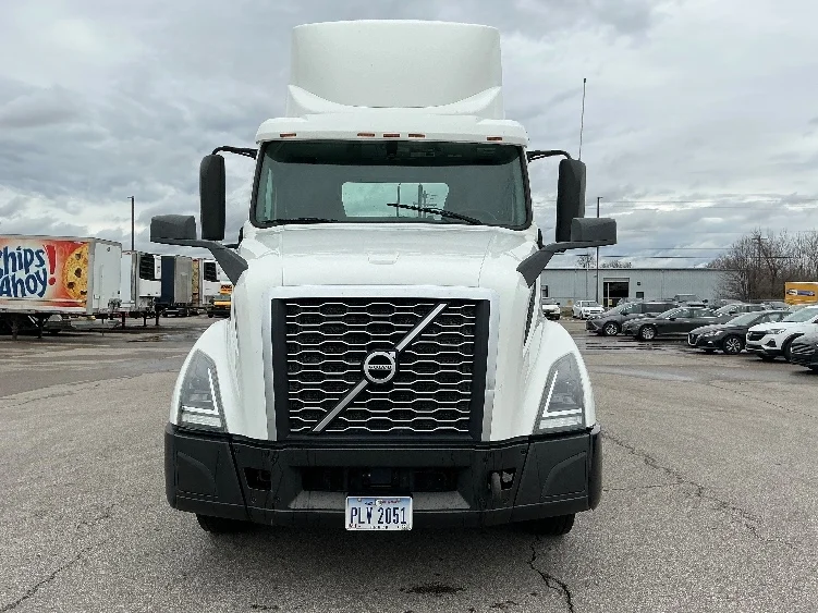 2019 Volvo VNL 300 - image 2