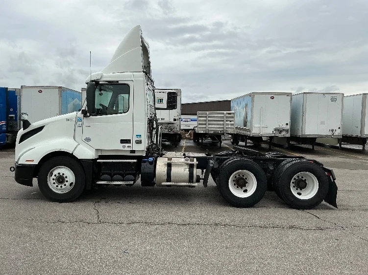 2019 Volvo VNL 300 - image 4