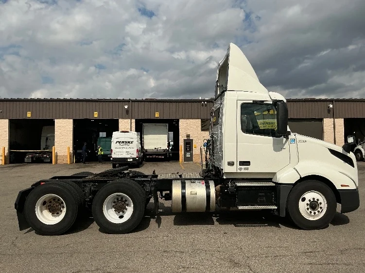 2019 Volvo VNL 300 - image 8