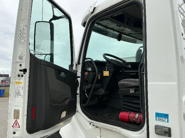 2019 Volvo VNL 300 - image 9