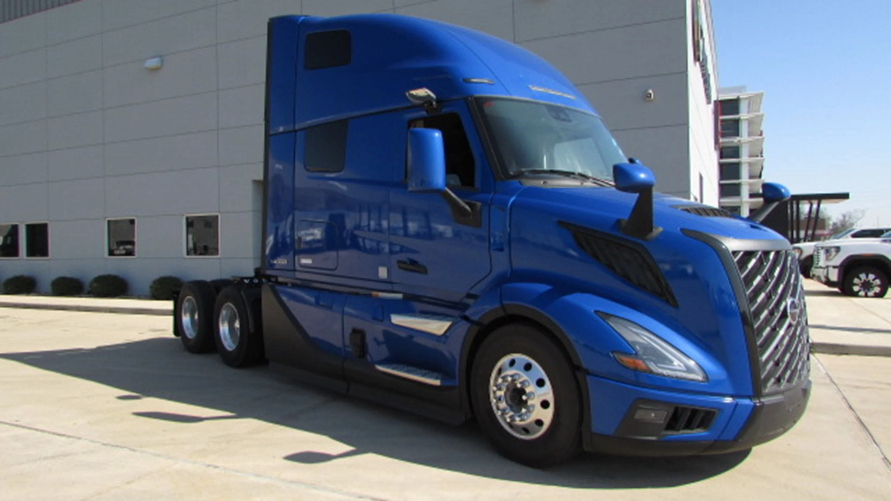 2026 Volvo VNL 660 in Houston, TX — photo 2