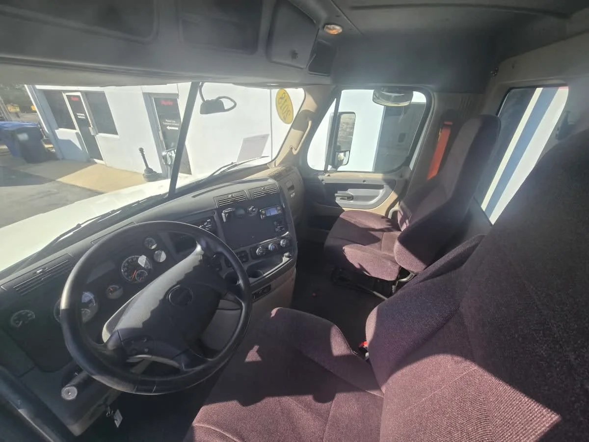 2018 Freightliner Cascadia in Tampa, FL — photo 7