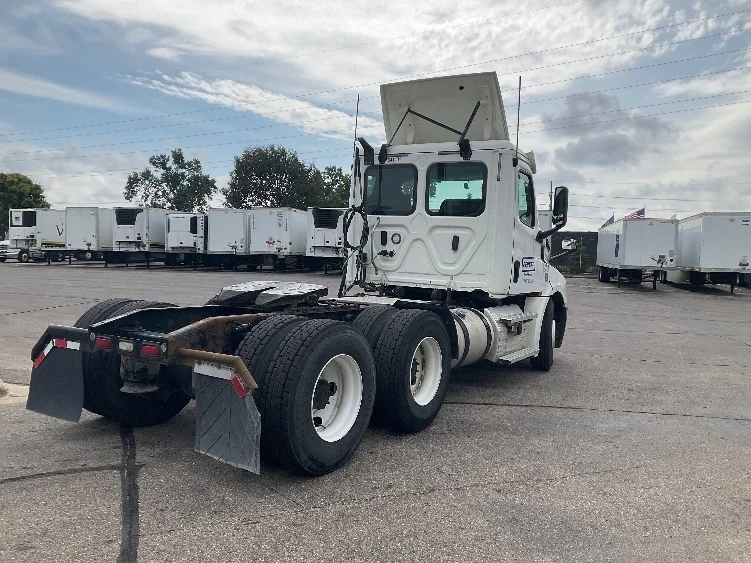 2020 Freightliner Cascadia - image 7