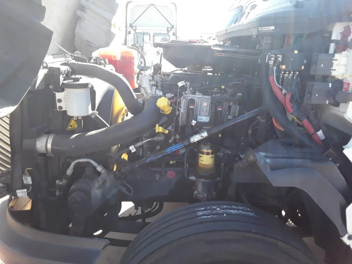 2019 International LT - image 8