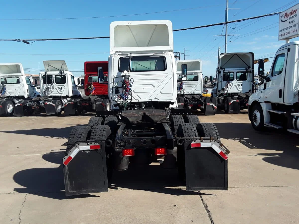 2019 International LT - image 5