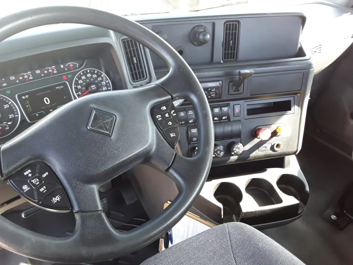 2019 International LT - image 7