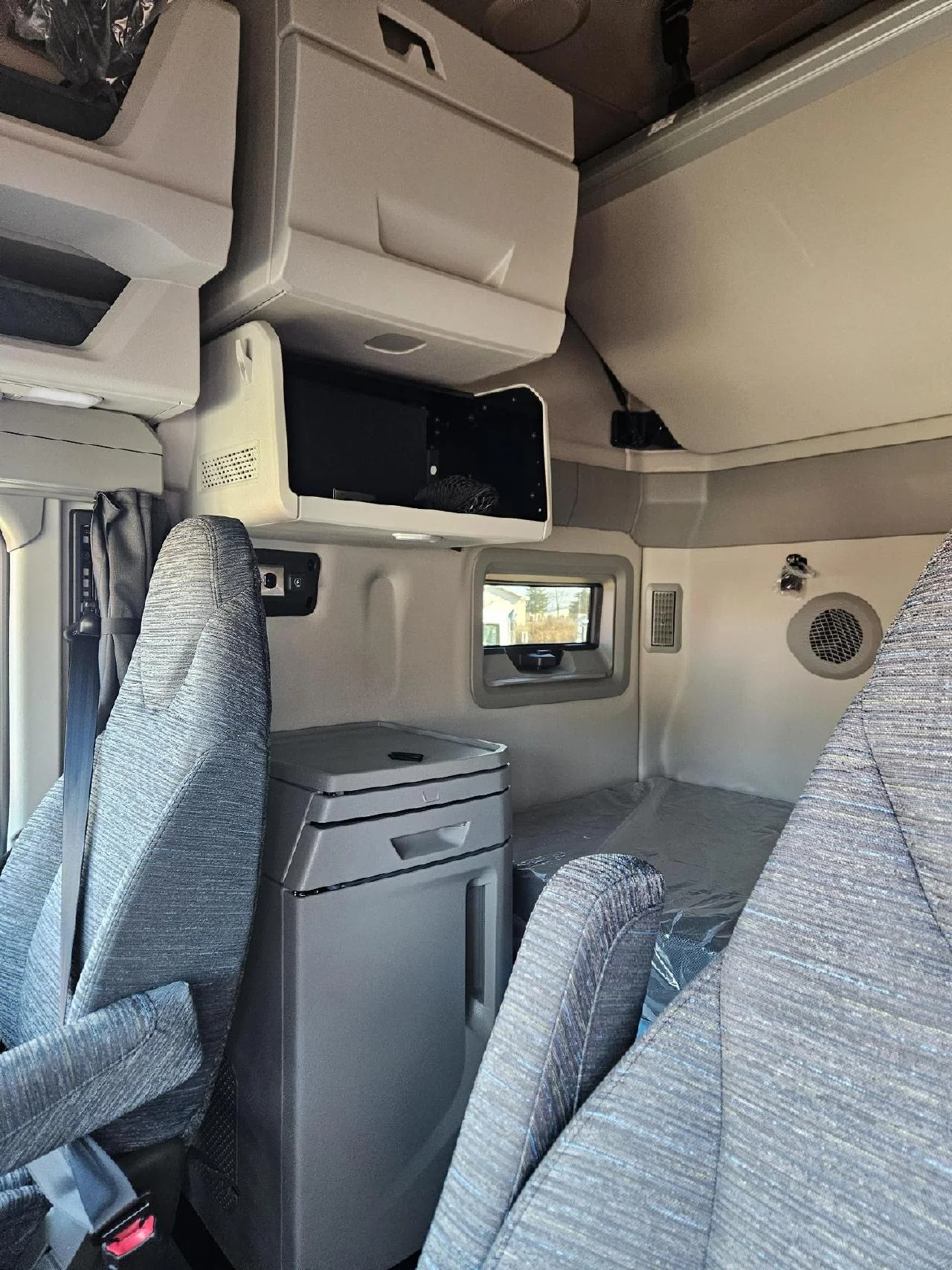 2026 Volvo VNL 860 in Somerset, PA — photo 7