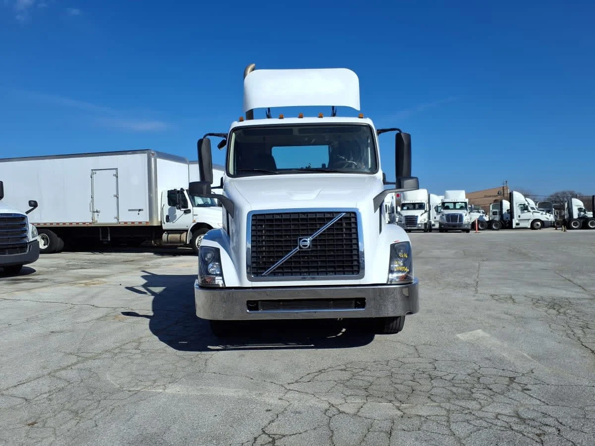 2016 Volvo VNL 860 in Fort Worth, TX — photo 2