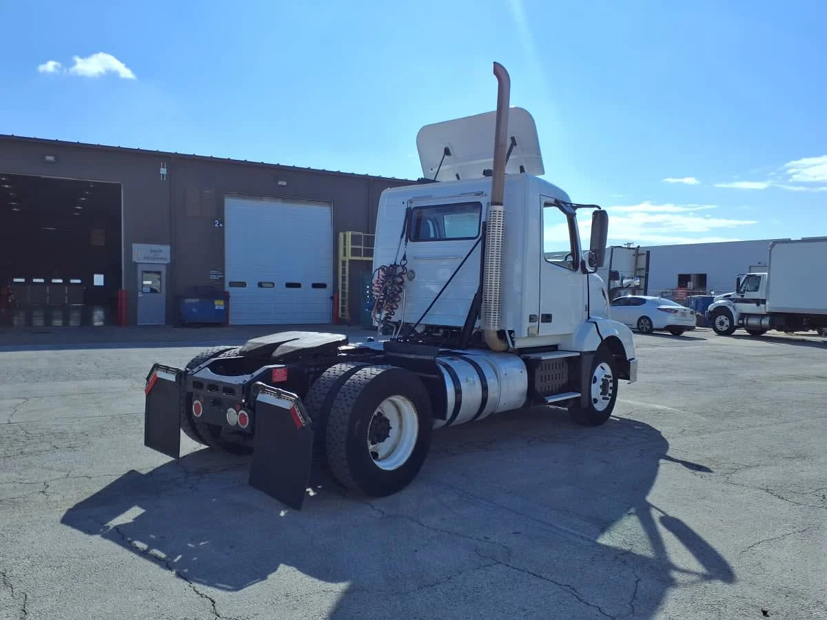 2016 Volvo VNL 860 in Fort Worth, TX — photo 4