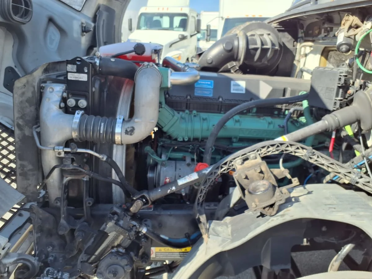 2016 Volvo VNL 860 in Fort Worth, TX — photo 8