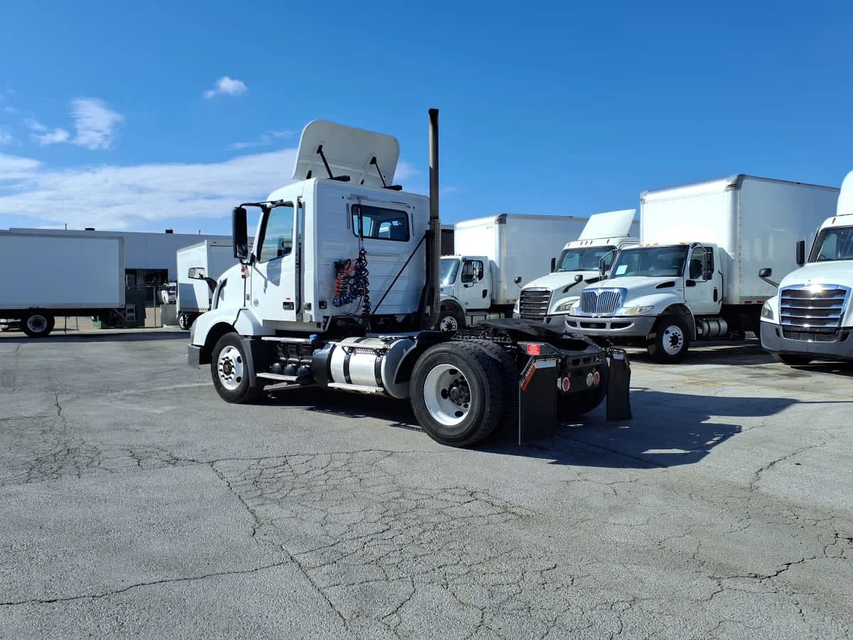 2016 Volvo VNL 860 in Fort Worth, TX — photo 6