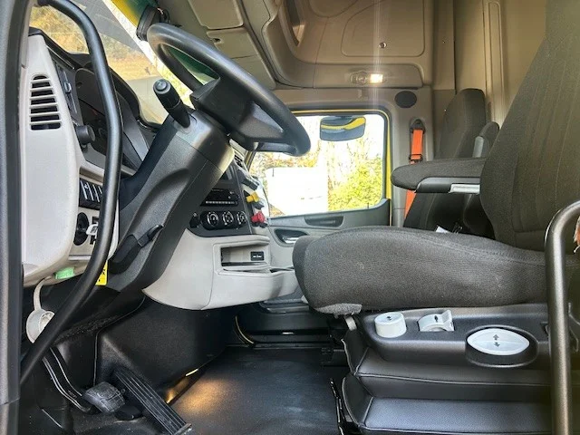 2023 Peterbilt 579 - image 11