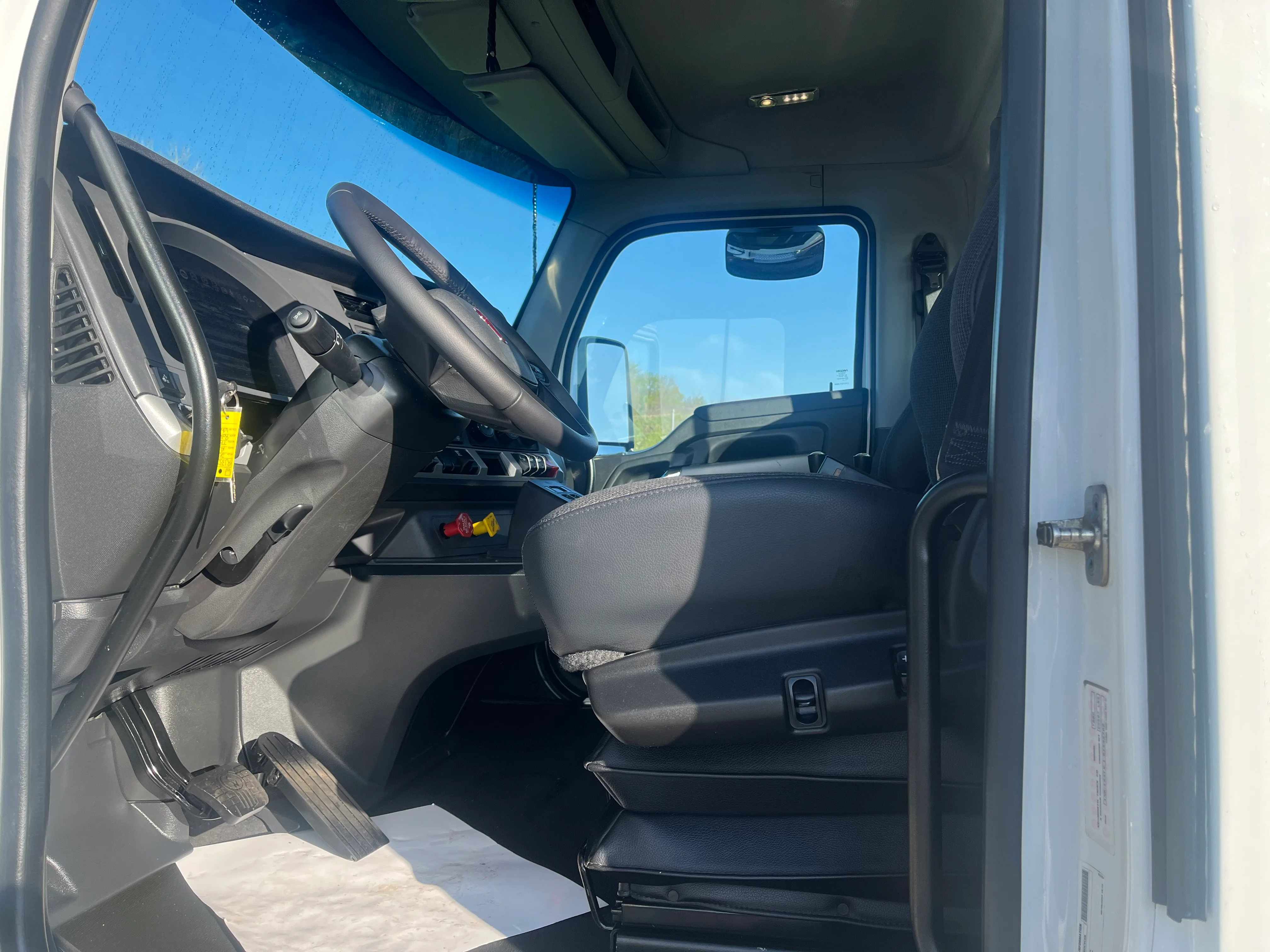 2024 Kenworth T880 - image 12