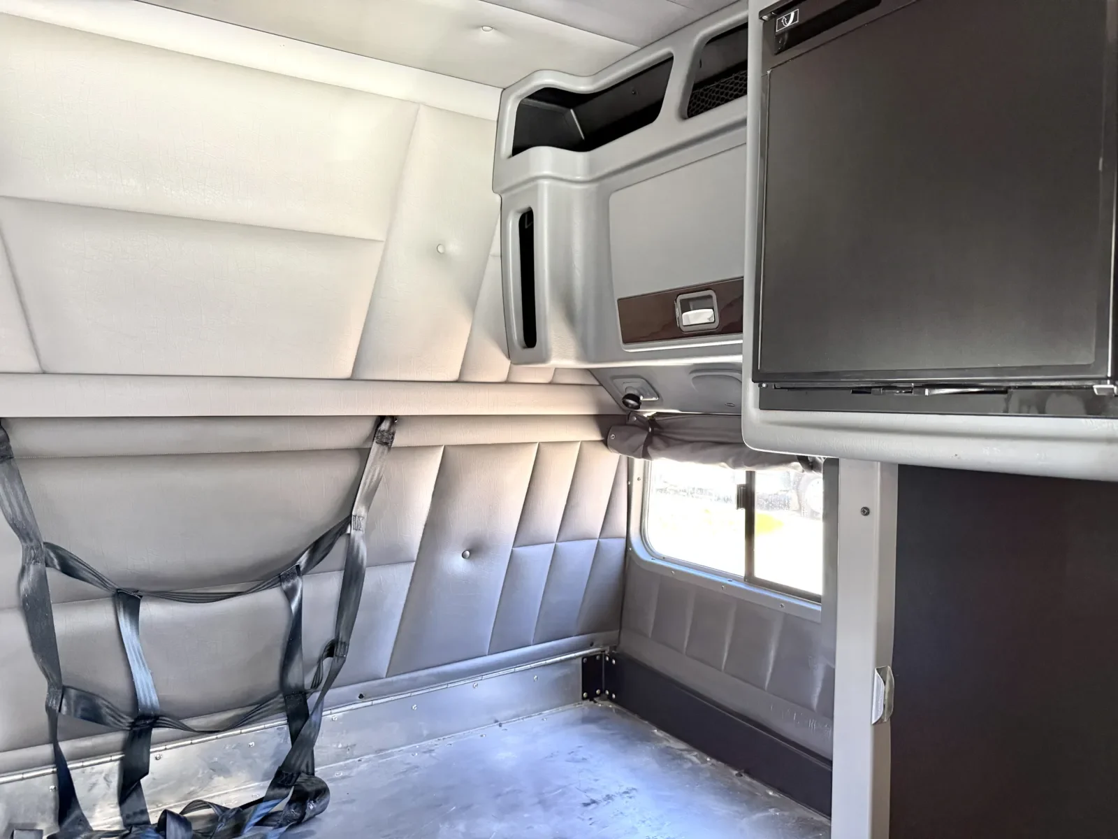 2015 Peterbilt 389 in New Lenox, IL — photo 24