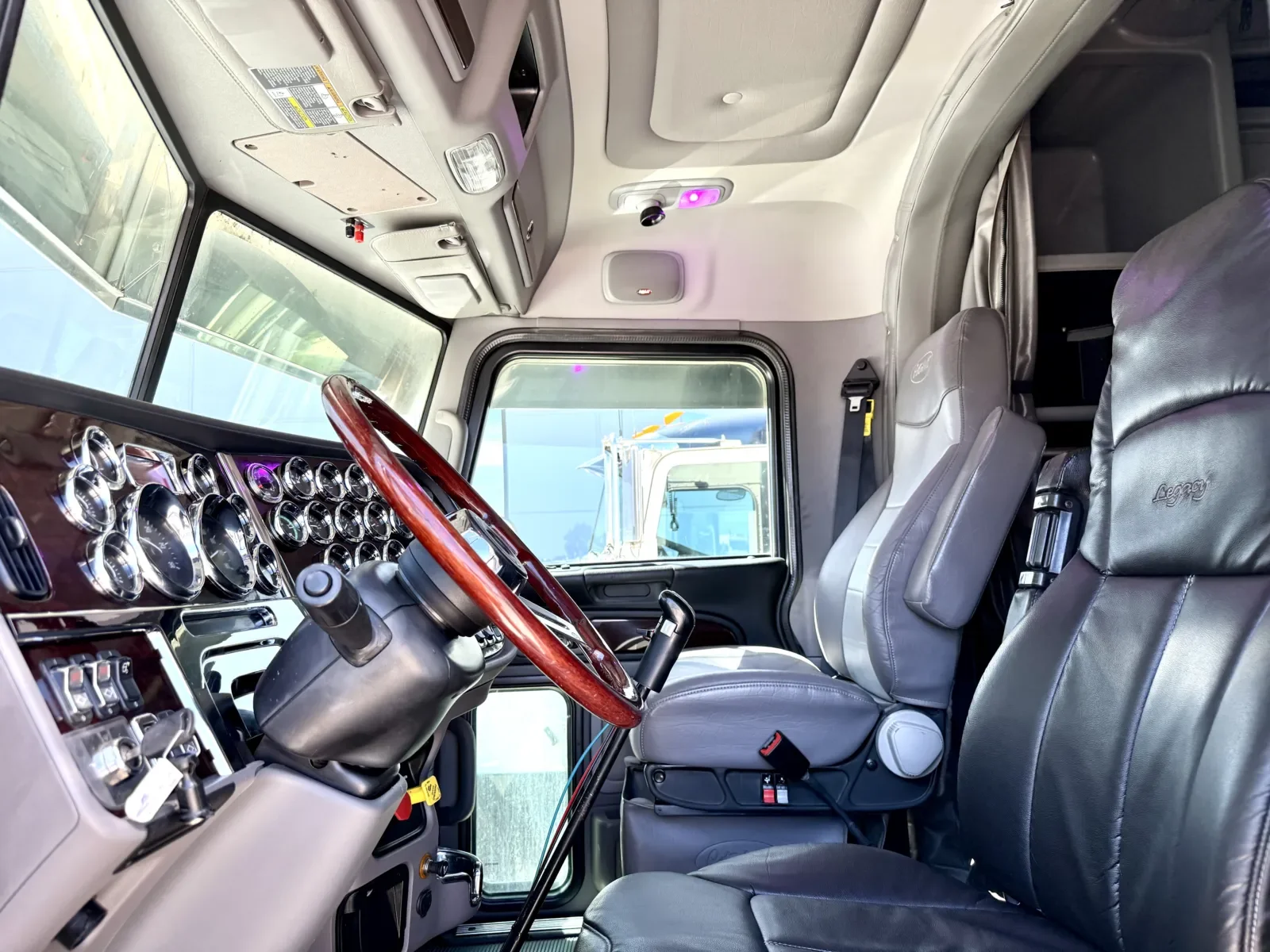 2015 Peterbilt 389 in New Lenox, IL — photo 14