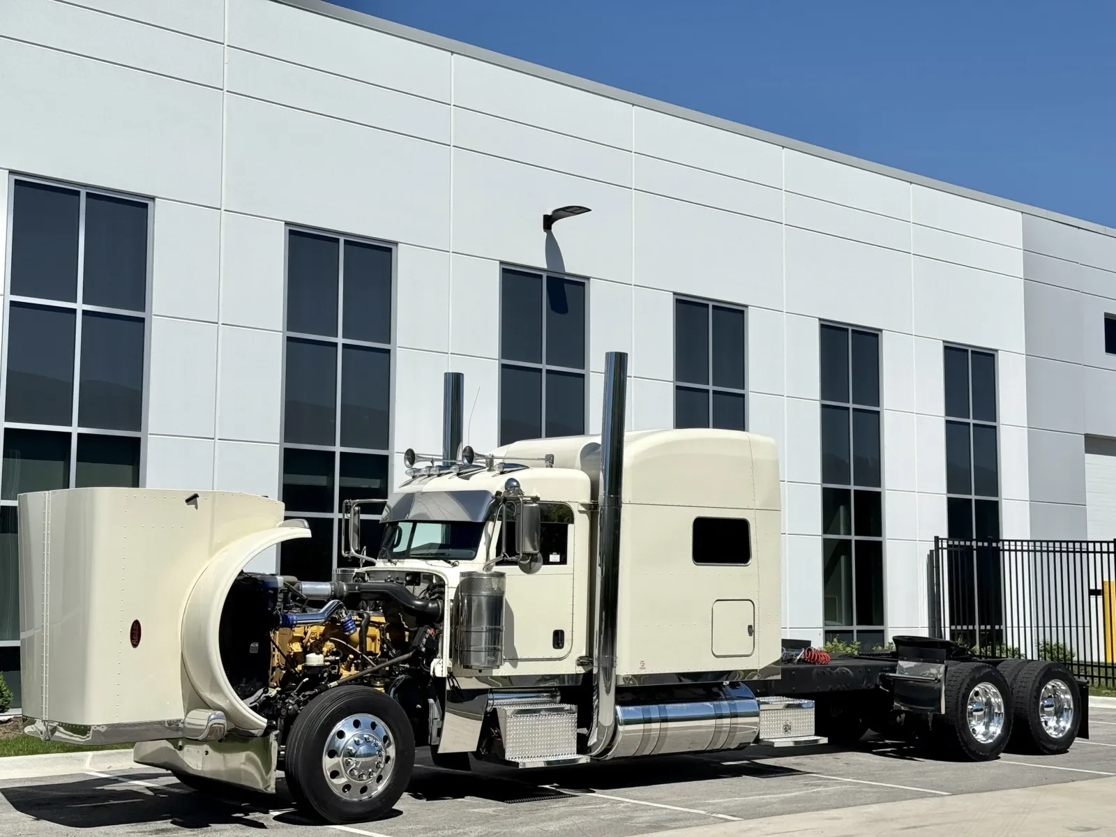 2015 Peterbilt 389 in New Lenox, IL — photo 10
