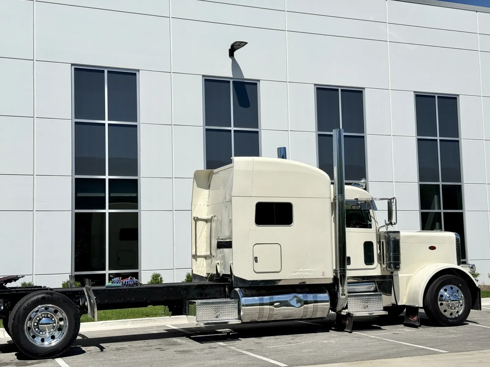 2015 Peterbilt 389 in New Lenox, IL — photo 7