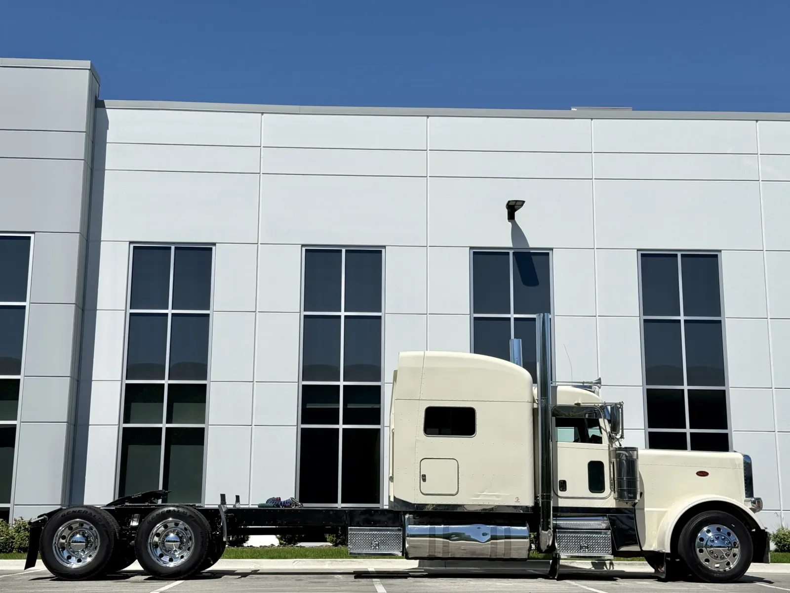 2015 Peterbilt 389 in New Lenox, IL — photo 3