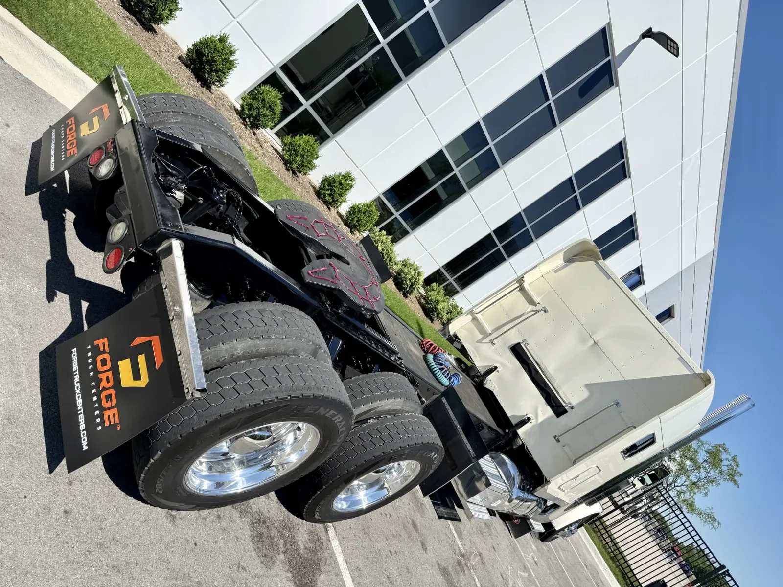2015 Peterbilt 389 in New Lenox, IL — photo 11