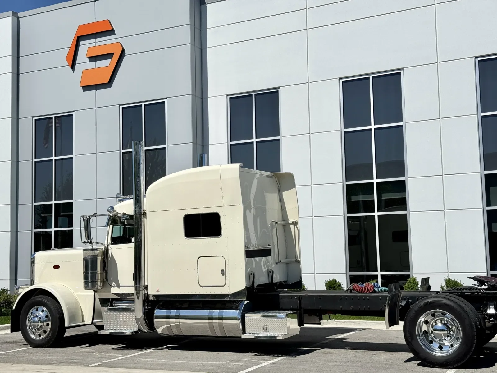 2015 Peterbilt 389 in New Lenox, IL — photo 8