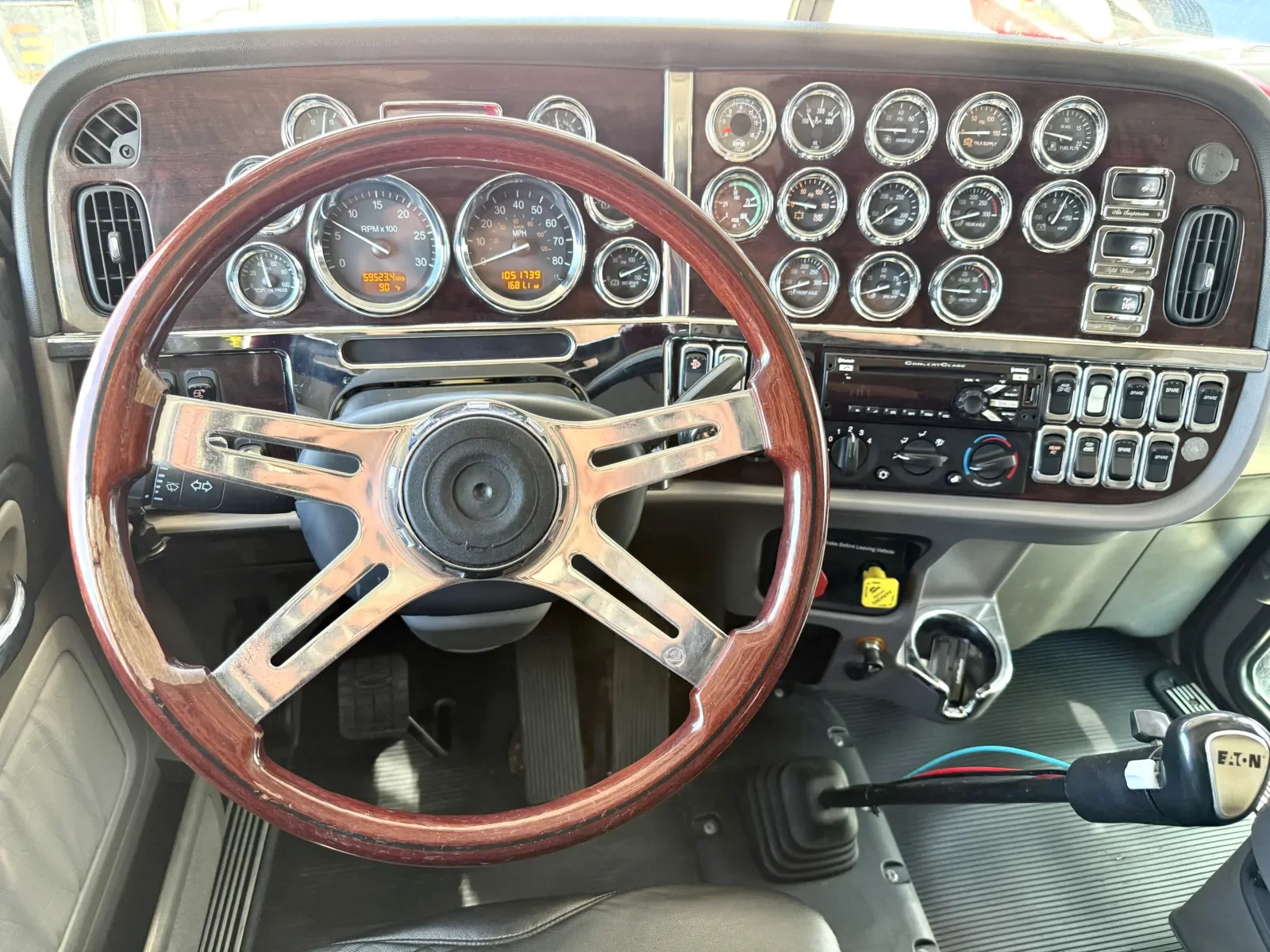 2015 Peterbilt 389 in New Lenox, IL — photo 16