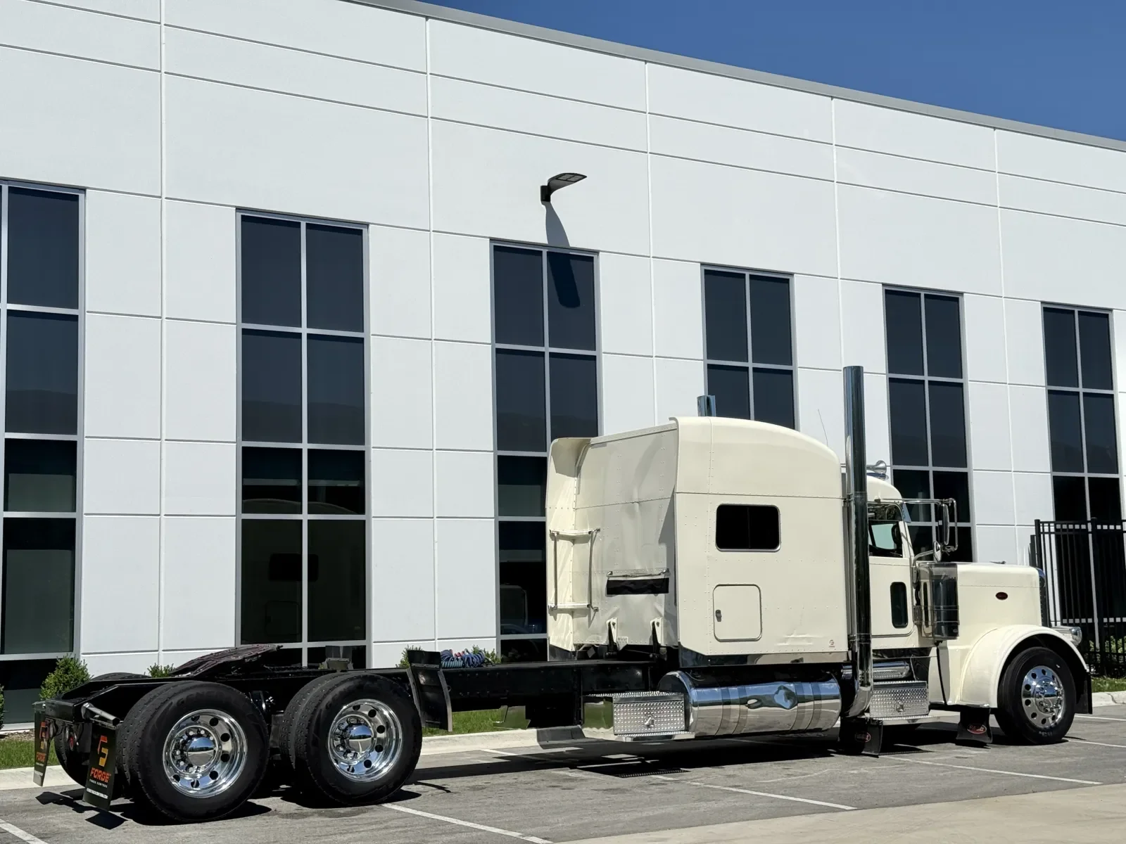 2015 Peterbilt 389 in New Lenox, IL — photo 5
