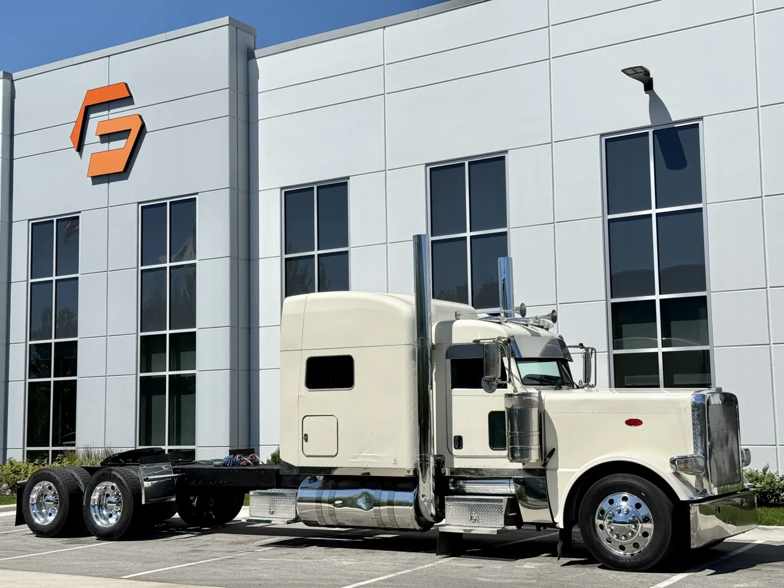 2015 Peterbilt 389 in New Lenox, IL — photo 2