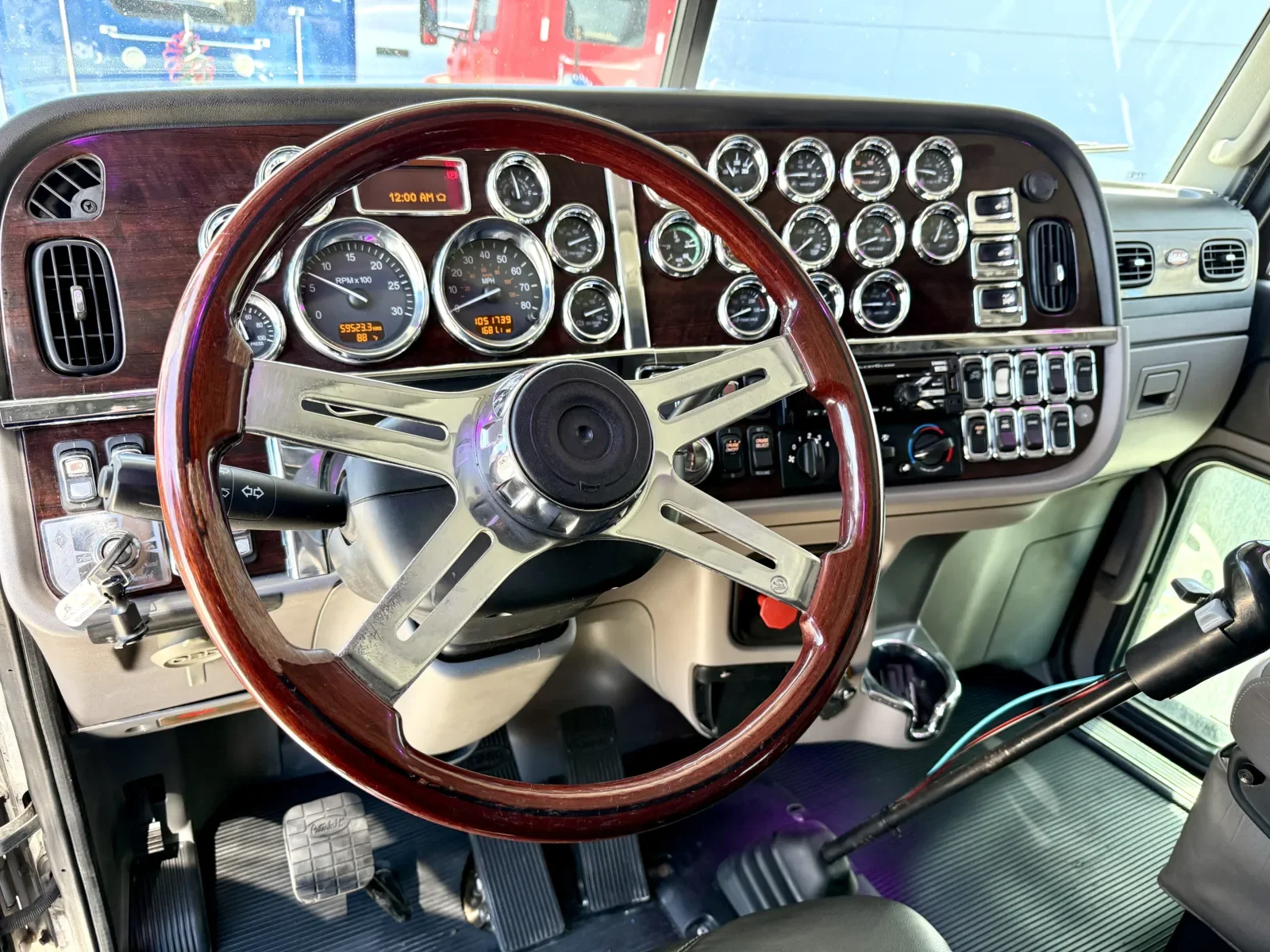 2015 Peterbilt 389 in New Lenox, IL — photo 15