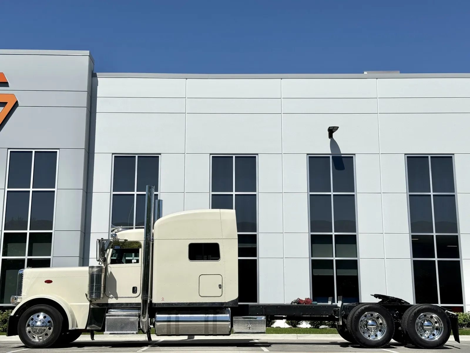 2015 Peterbilt 389 in New Lenox, IL — photo 4