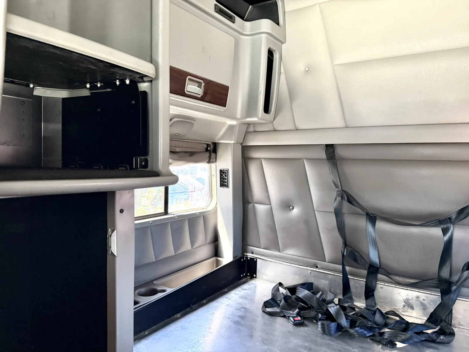 2015 Peterbilt 389 in New Lenox, IL — photo 22