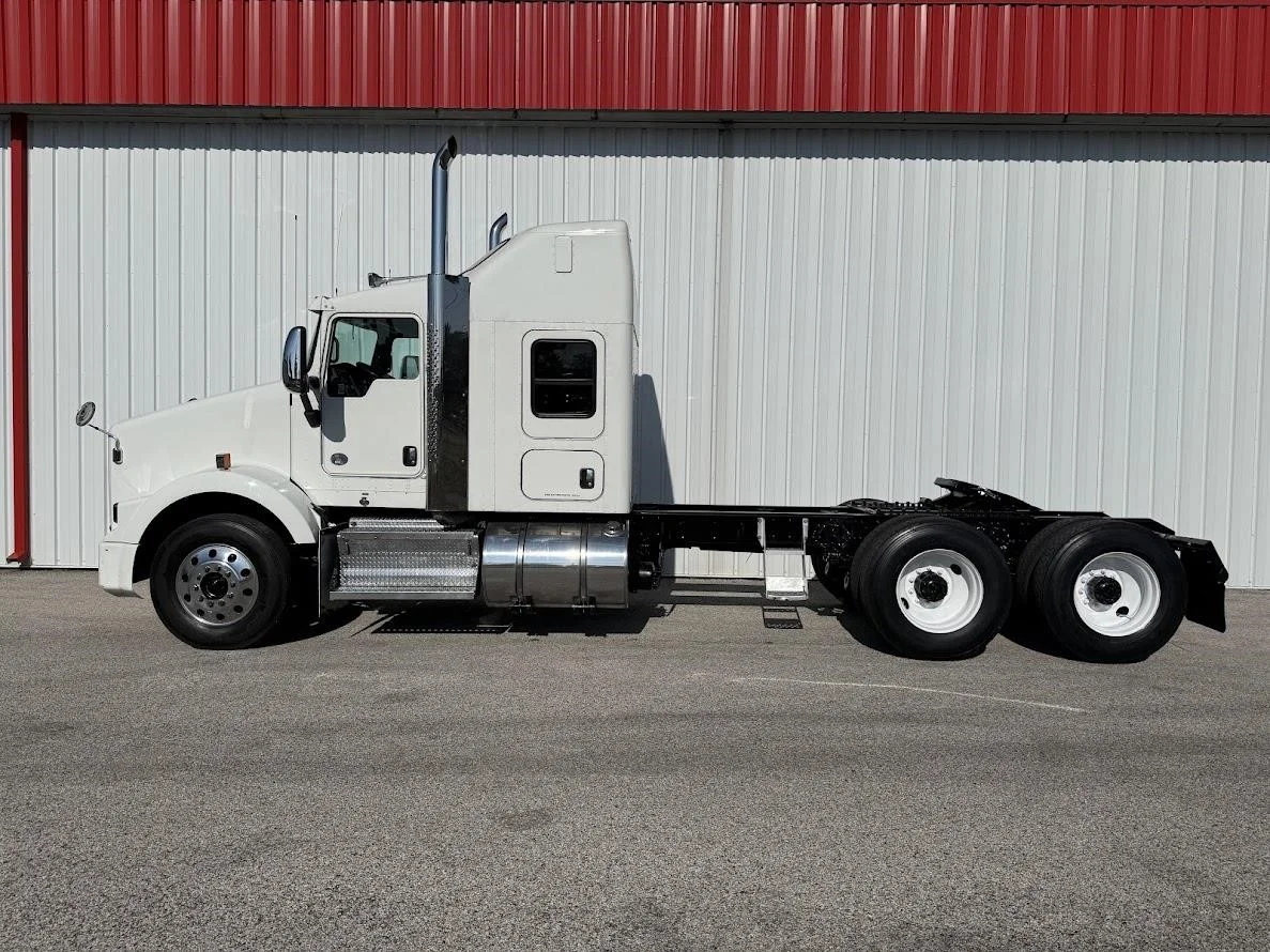 2019 Kenworth T800 - image 3