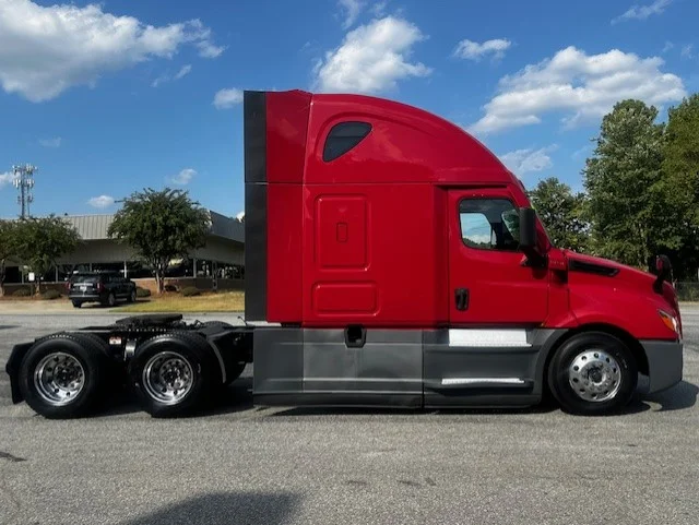 2021 Freightliner Cascadia in Greensboro, NC — photo 3