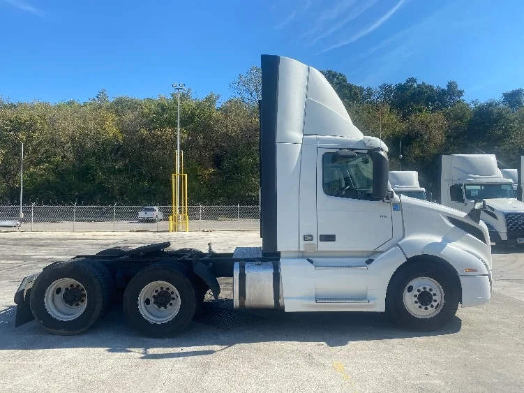 2020 Volvo VNL 300 - image 8